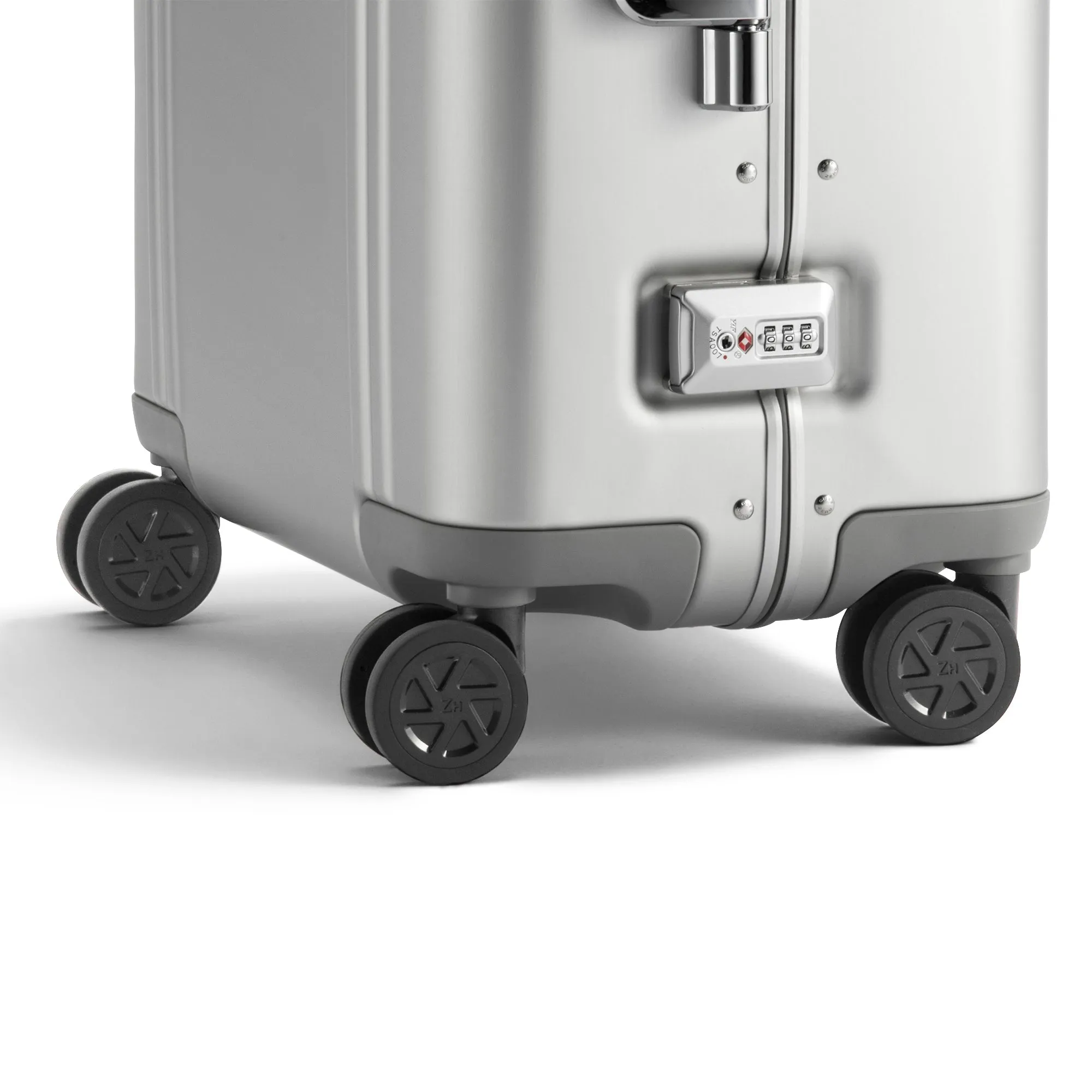 Classic Aluminum 3.0 | Medium Travel Case 59L