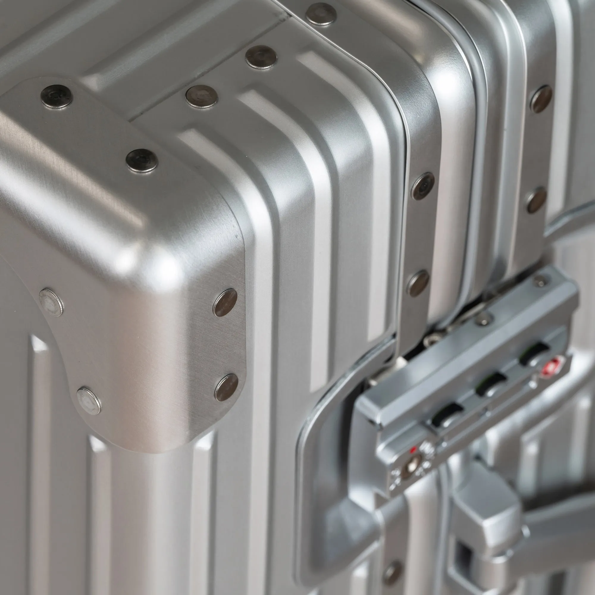 Elite / Aluminum Carry-on *Drop Ship*