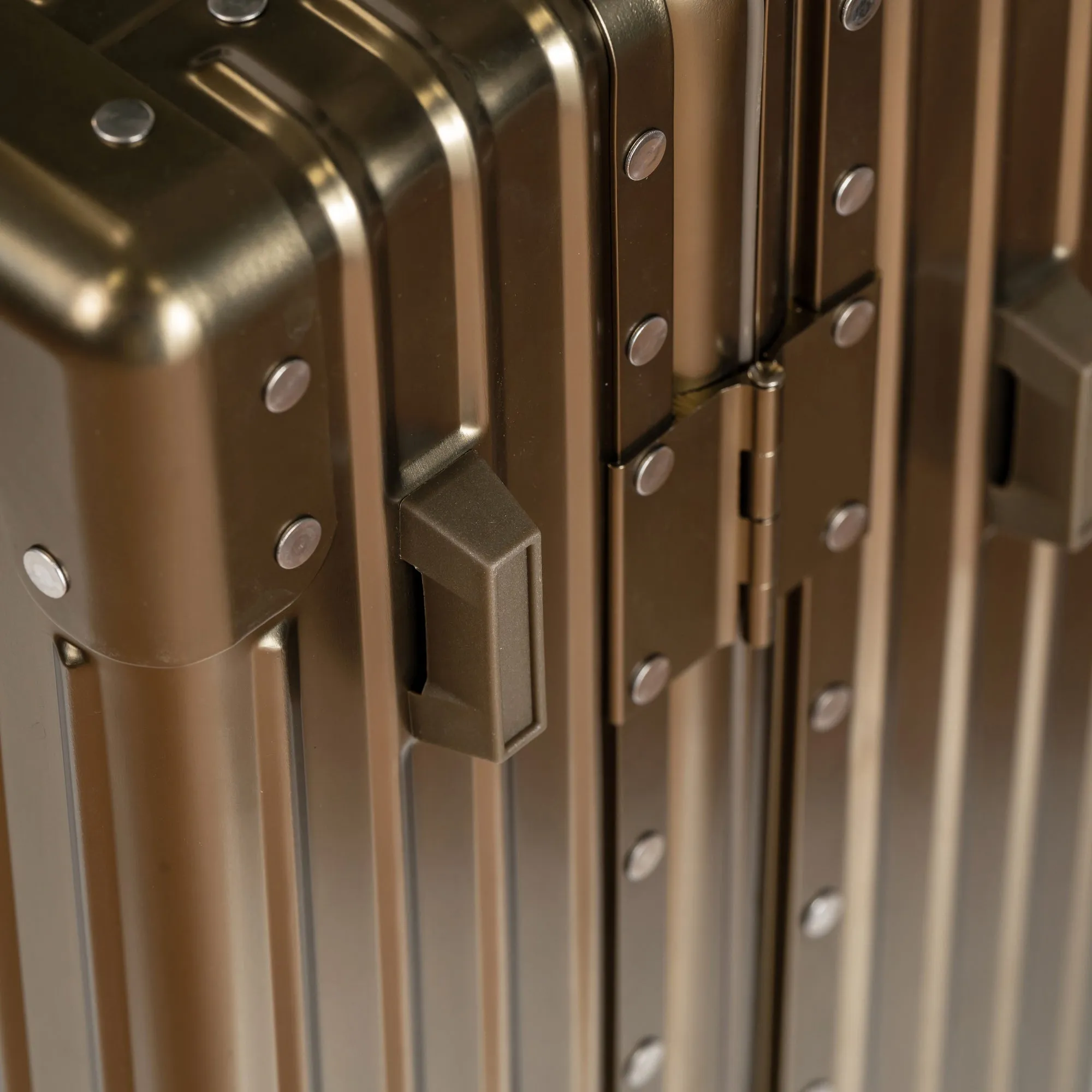 Elite / Aluminum Carry-on *Drop Ship*
