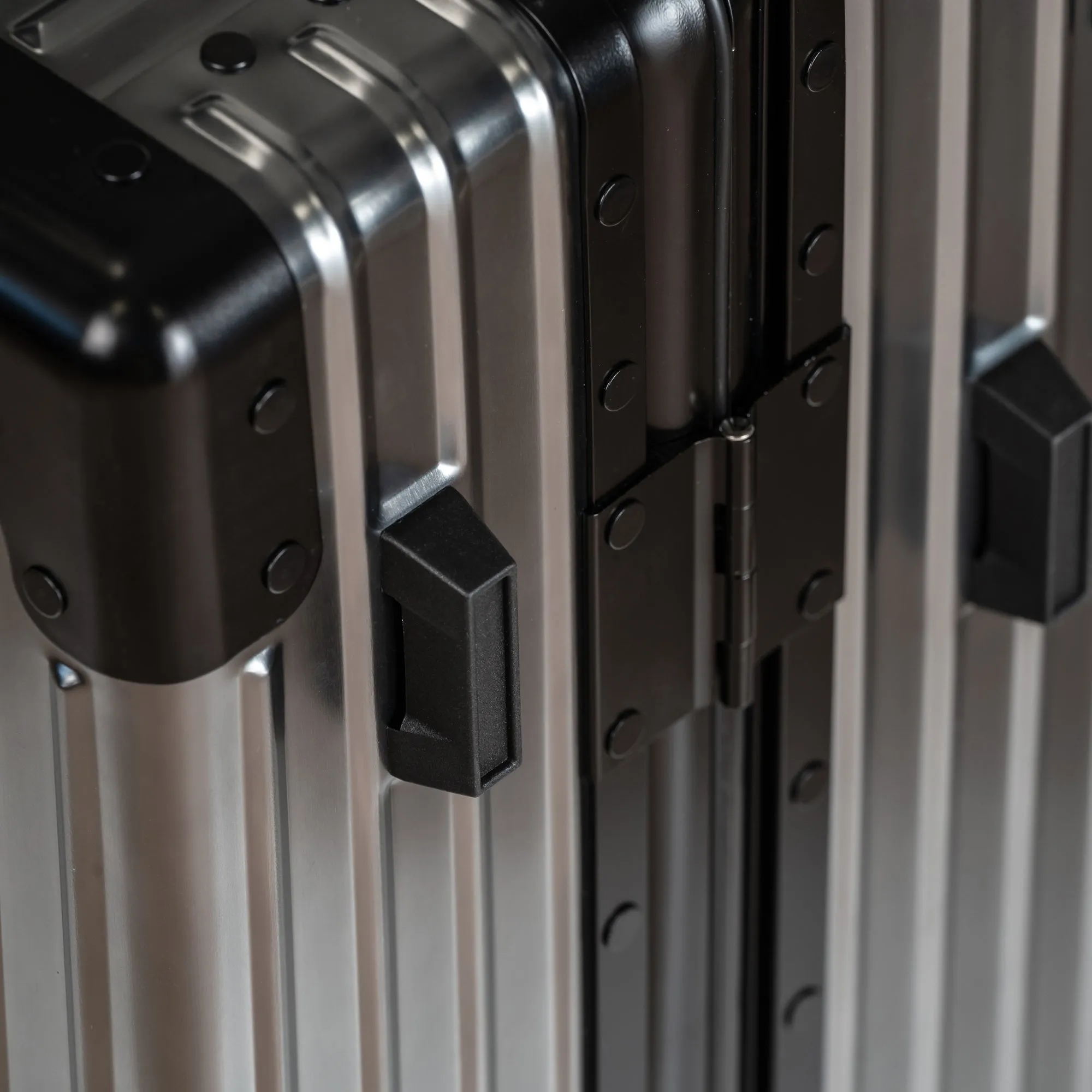 Elite / Aluminum Carry-on *Drop Ship*