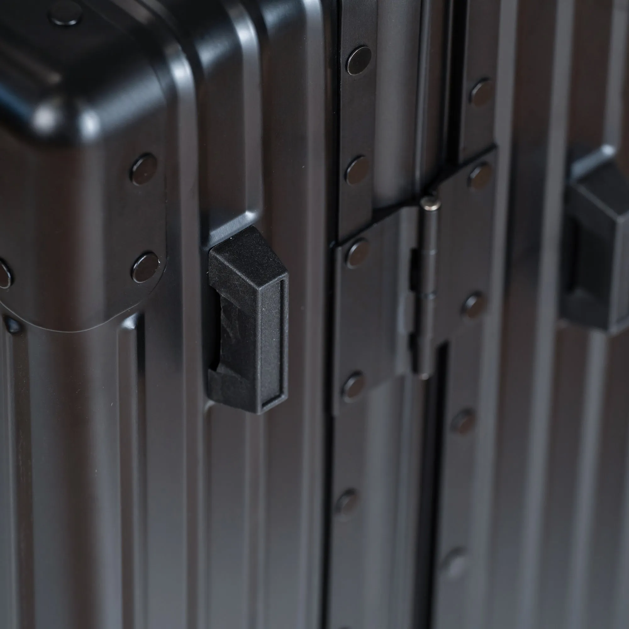 Elite / Aluminum Carry-on *Drop Ship*