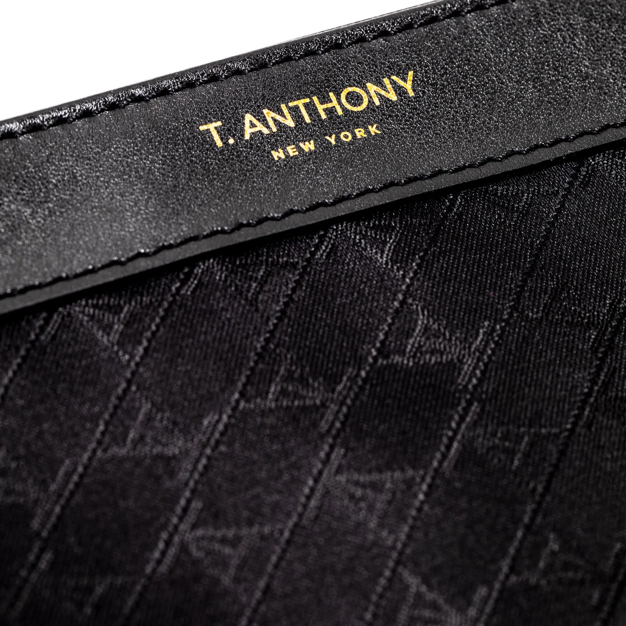LOGO POUCH MEDIUM