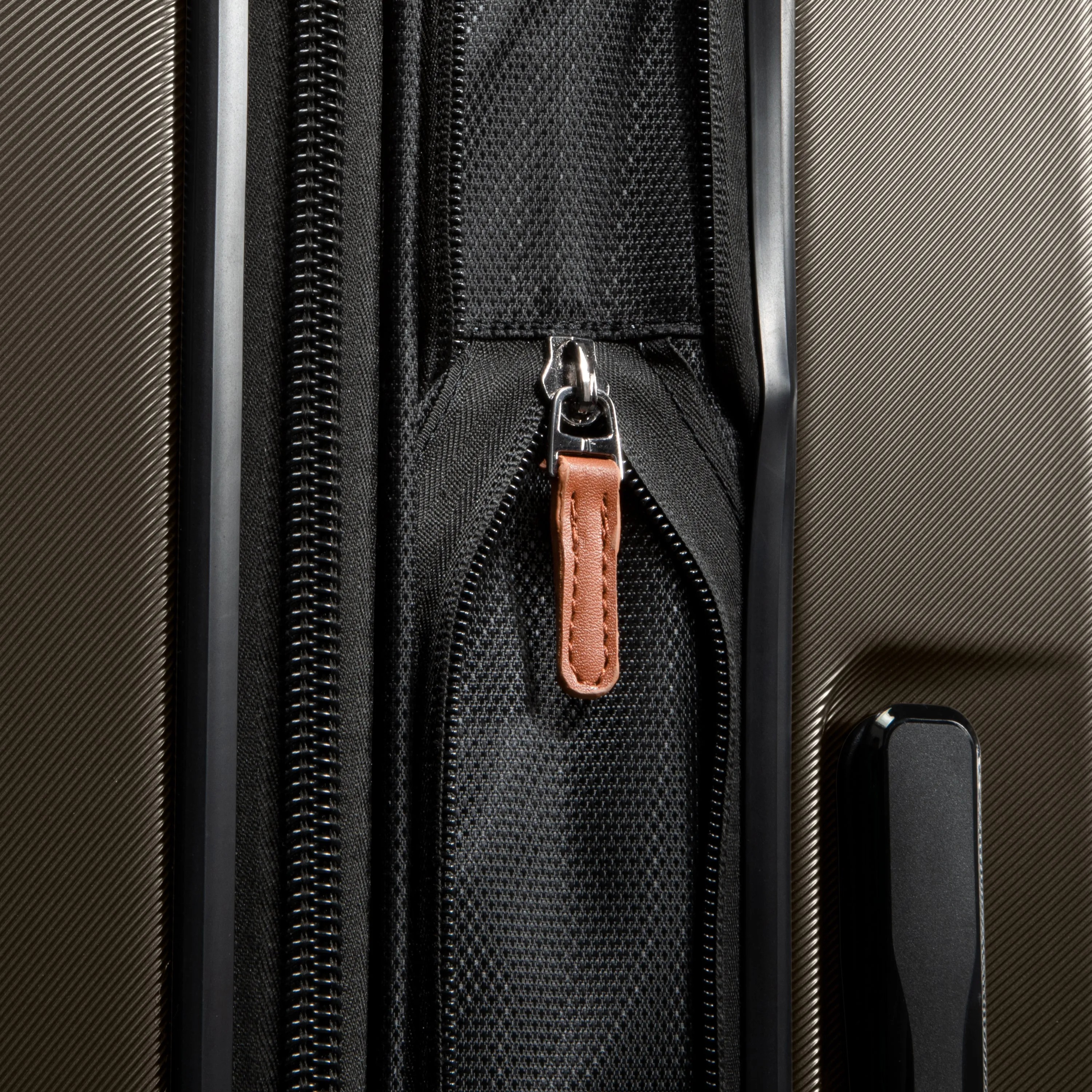 Ricardo Beverly Hills Montecito 2.0 Hardside Medium Check-In Expandable Spinner Luggage