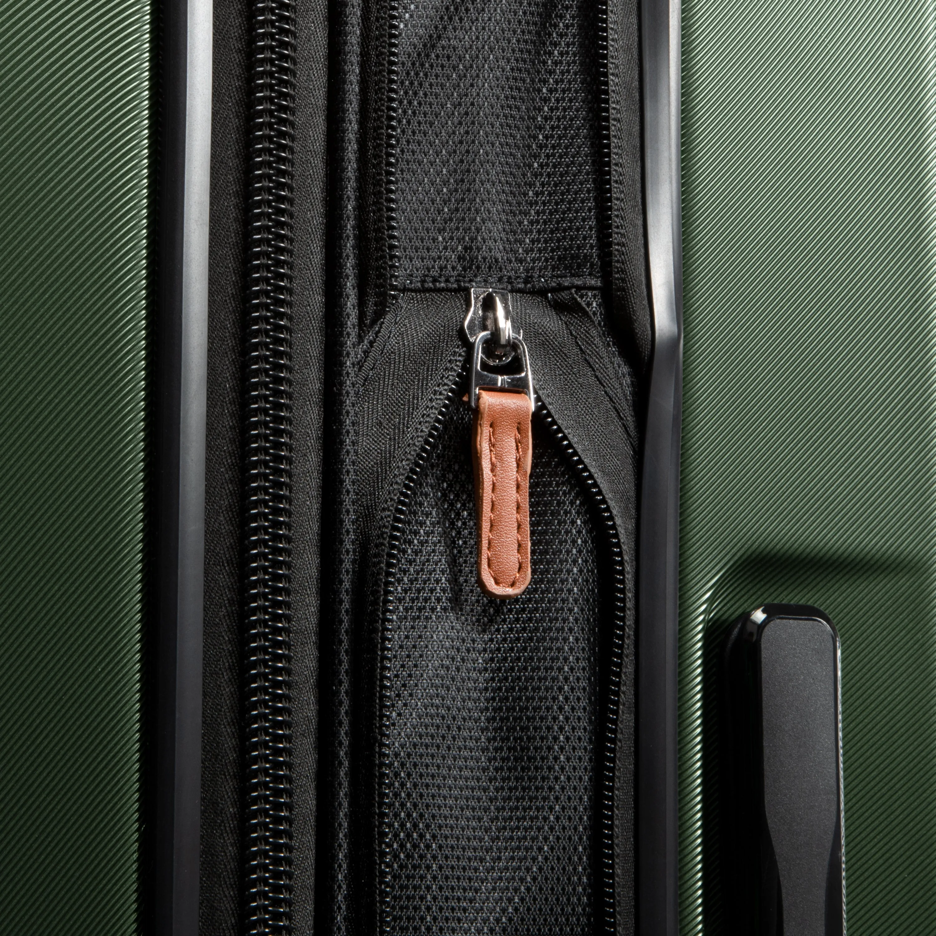 Ricardo Beverly Hills Montecito 2.0 Hardside Medium Check-In Expandable Spinner Luggage